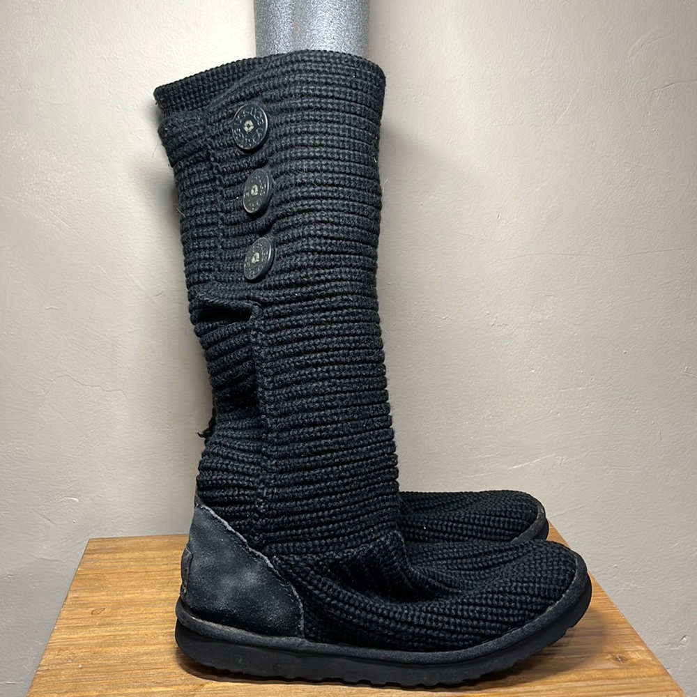 UGG Classic Cardy Button Detailed Knit Boots Women’s Style 5819 Size 8